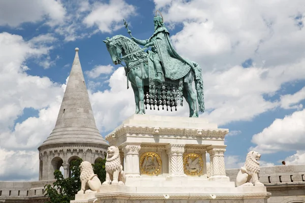 Monumento de Santo Estêvão - o primeiro rei da Hungria na frente do — Fotografia de Stock