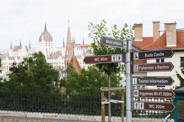 Informatie borden op de straat in Boedapest — Stockfoto