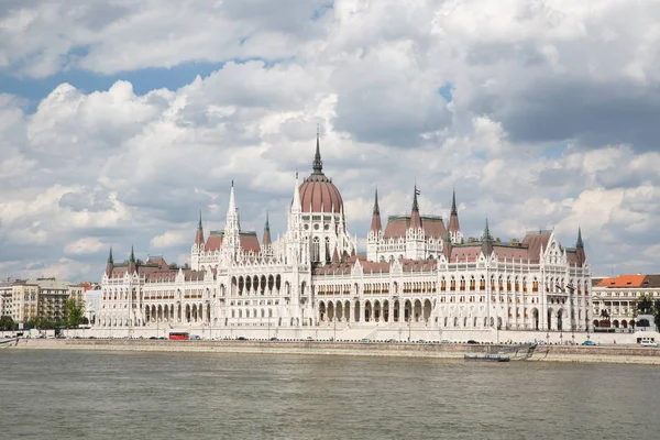 Красивое здание парламента, река Дунай и облачные — стоковое фото