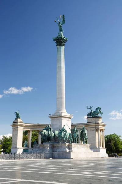 Monumento do Milênio na Praça dos Heróis Hosok Tere é um dos — Fotografia de Stock