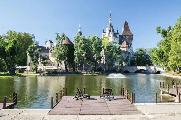Vue sur le château historique de Vajdahunyad avec lac dans le parc de la ville — Photo
