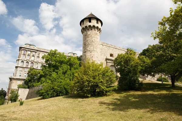 Beautiful view of the medieval mace tower and royal castle. Buda — Stock Photo, Image