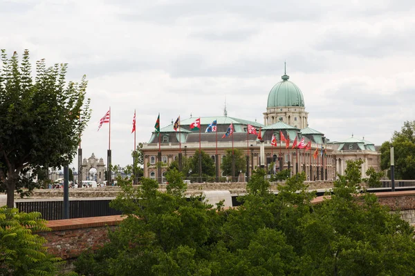 O edifício da Galeria Nacional no Castelo de Buda, Budapeste — Fotografia de Stock