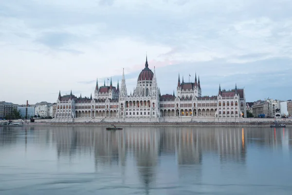 Вид на парламент Будапешта вечером — стоковое фото