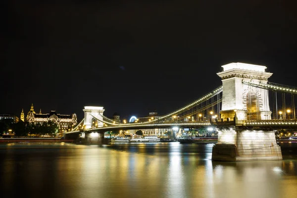 A Lánchíd, Budapest, Magyarország-éjjel — Stock Fotó