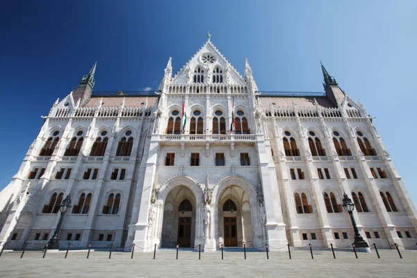 Другая сторона знаменитого здания венгерского парламента, Бу — стоковое фото