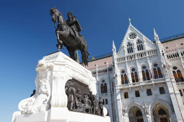 Estátua equestre do Conde Gyula Andrassy no lado sul de t — Fotografia de Stock