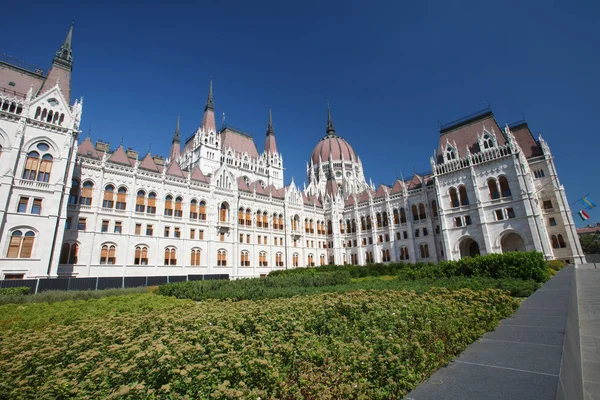 Overdag uitzicht op het historische gebouw van de Hongaarse Parlement, aka — Stockfoto