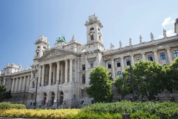 Ethnographic Museum located near the building of Hungarian Parli — Stock Photo, Image