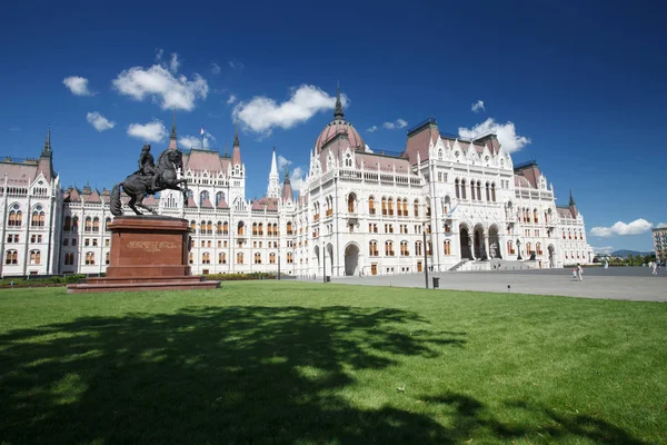 Hermoso edificio de Hungría - Parlamento en Budapest y el s —  Fotos de Stock