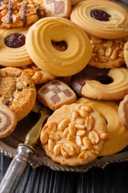 Dikey bir plaka üzerinde çeşitli dolguları ile bisküvi karışımı