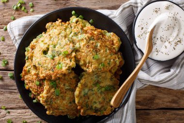 Taze kabak krep ekşi krema yakın çekim ile pişirilir. Yatay