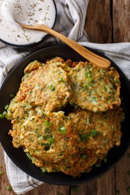 Taze kabak krep ekşi krema yakın çekim ile pişirilir. Verti