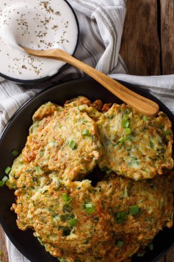 Sıcak kabak börek ve ekşi krema sosu yakın çekim masada