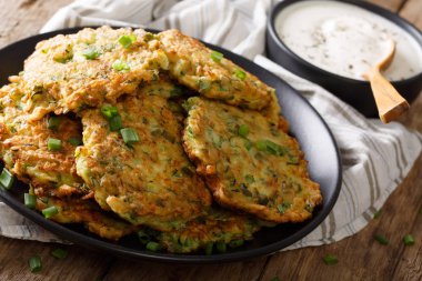 Taze kabak krep ekşi krema yakın çekim ile pişirilir. Yatay