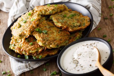 Ekşi krema yakın çekim ile lezzetli kabak krep. Yatay