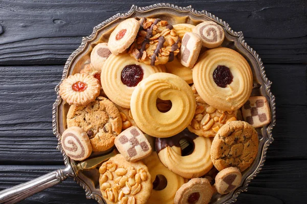 Blandade mörbakelse cookie närbild på en tallrik. horisontell vy — Stockfoto