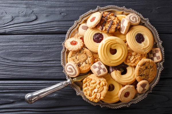 Biscoito de biscoito de biscoito variado close-up em um prato. vista vertical fr — Fotografia de Stock