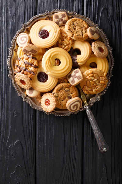 Feestelijke cookie mix close-up op een plaat. verticale weergave van bovenaf — Stockfoto