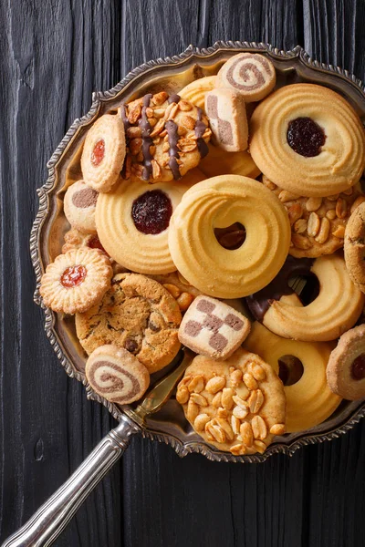 Mistura de biscoito com vários recheios em uma chapa, visão vertical de — Fotografia de Stock