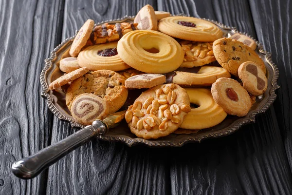 Mistura recentemente assada de biscoitos perto de um prato. horizontal — Fotografia de Stock