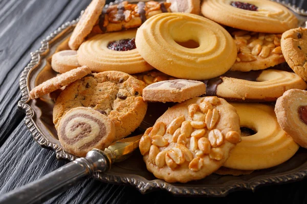 Çikolata, jöle ve plaka, yatay üzerinde fındık ile karışık tatlılar