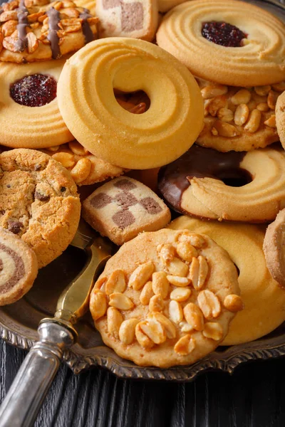 Dikey bir plaka üzerinde çeşitli dolguları ile bisküvi karışımı