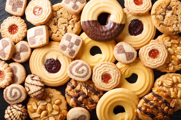 Beaux biscuits assortis gros plan. fond horizontal haut v — Photo