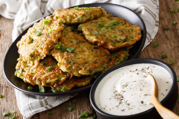 Ekşi krema yakın çekim ile lezzetli kabak krep. Yatay