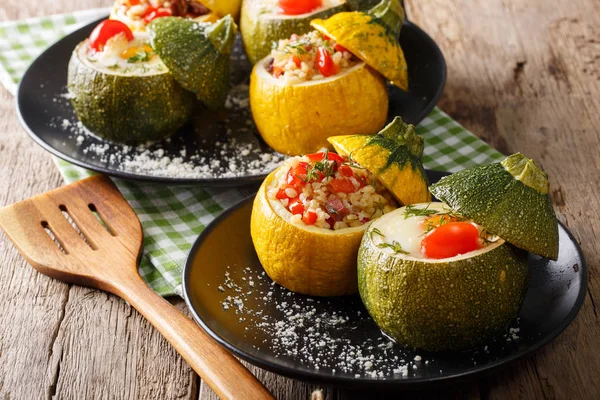 Deliziose zucchine rotonde cotte con bulgur e carne, così come — Foto Stock