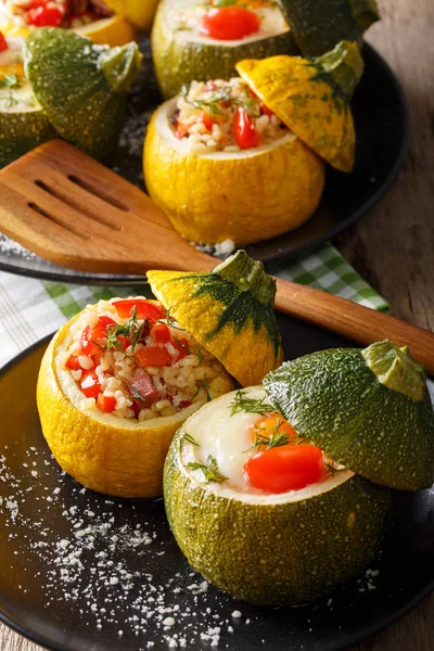Round yellow and green zucchini baked with fillings close-up. ve — Stock Photo, Image