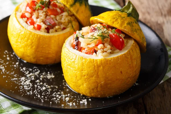 Yellow zucchini stuffed with bulgur, meat and vegetables close-u — Stock Photo, Image