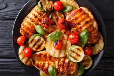 Ananas ve sebze makro ile tavuk fileto ızgara. Hori
