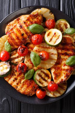 Ananas ve sebze makro ile tavuk fileto ızgara. Vert