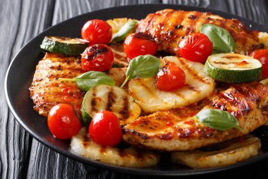 Bir tatlı sıcak sos clos sebzeli ızgara tavuk fileto