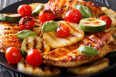 Tavuk fileto ızgara ananas, kabak ve domates yakın