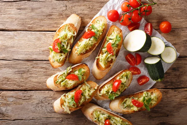 Вкусные итальянские сэндвичи с цуккини и помидорами крупным планом и — стоковое фото