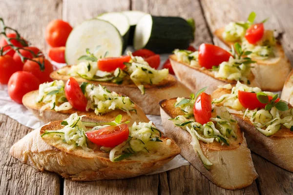 Bruschetta con calabacín rallado y tomates de cerca e ingred —  Fotos de Stock