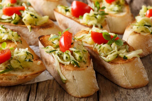 Deliciosos sándwiches con calabacín rallado, orégano y tomates —  Fotos de Stock