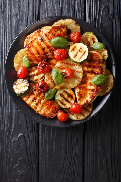 Chicken fillet grilled with vegetables in a sweet-hot sauce clos — Stock Photo, Image