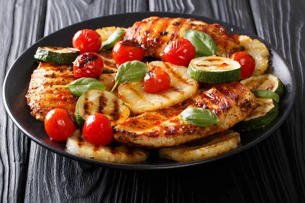 Summer food: Grilled chicken fillet with vegetables in a sweet-h — Stock Photo, Image