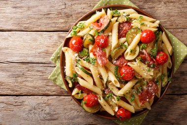 İtalyan penne makarna ile jambon jambon, domates, kabak ve pa