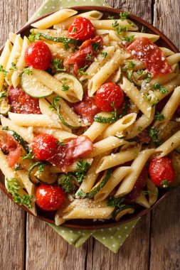 Kızartılmış jambon, domates, kabak ve peynirli makarna penne