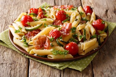 Kızartılmış jambon, domates, kabak ve Parmesa ile lezzetli penne makarna