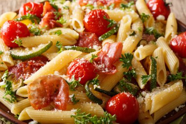 Penne makarna ile jambon, domates, kabak ve parmesan makro. Yatay