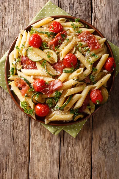 İtalyan penne makarna ile jambon jambon, domates, kabak ve pa