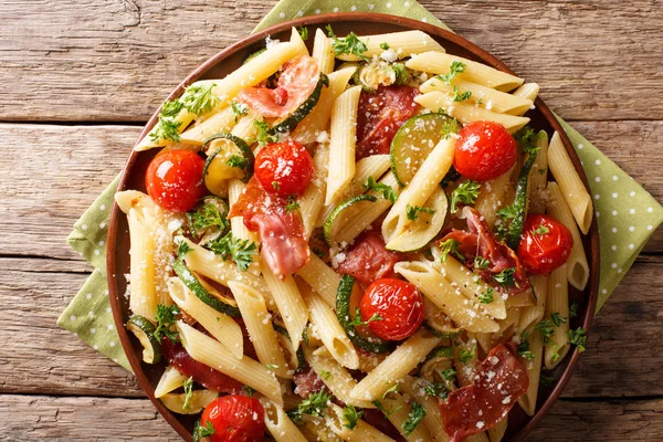 Delicious hot penne pasta with ham, cherry tomatoes, zucchini an — Stock Photo, Image