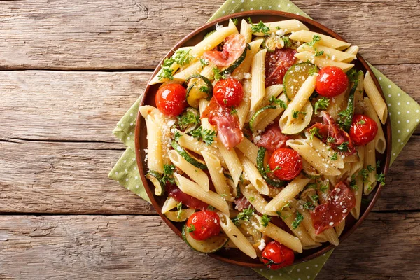 İtalyan penne makarna ile jambon jambon, domates, kabak ve pa