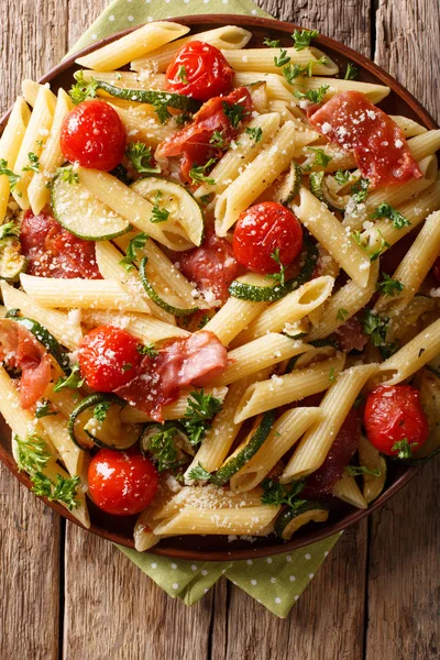 Kızartılmış jambon, domates, kabak ve peynirli makarna penne