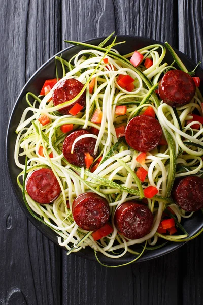 Healthy food: zucchini pasta with red pepper and natural sausage — Stock Photo, Image